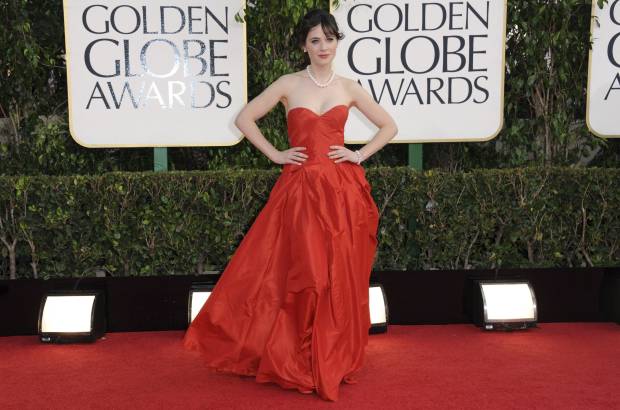 AP - Zooey Deschanel, que apostó por un Oscar de la Renta con escote corazón, collar, pulsera y pendientes de perlas y el pelo recogido en una coleta, buscaba un look socialité de los años 60, según comentó a los medios.