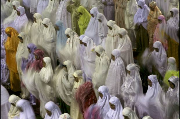 AP - Más de 1.000 millones de musulmanes en el Medio Oriente y el resto de mundo comenzaron el miércoles a observar el mes sagrado del Ramadán, un período dedicado a orar y ayunar del alba al ocaso.