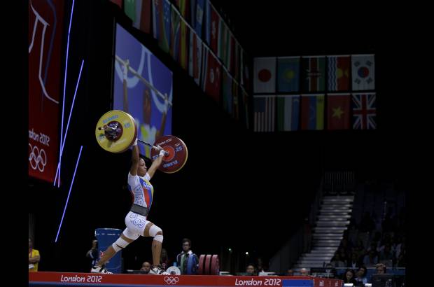AP - Villar levantó un total de 87 Kg. en el arranque, fallando en dos de sus tres intentos. En la prueba de envión falló en un solo intento y logró levantar 109 Kilogramos, con lo cual sumó un total de 196 Kg.