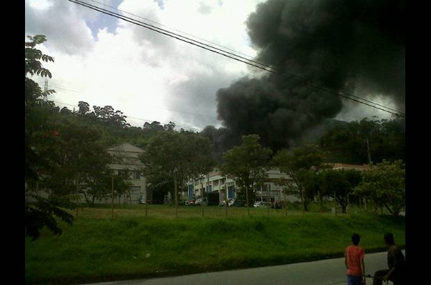 @gavo600 - Un incendio de grandes proporciones se registr&#243; este s&#225;bado en el municipio de Sabaneta, al sur del Valle de Aburr&#225;.