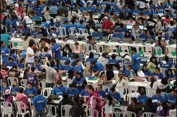 Foto R&#243;binson Saenz - Cerca de 330 computadores est&#225;n dispuestos para las inscripciones.
