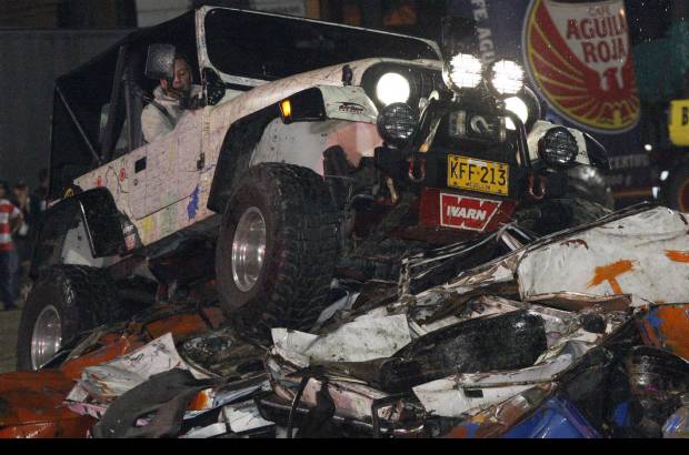 Jaime Pérez - No faltó el desprevenido aficionado de los autos que quiso imitar a los monstruosos vehículos gringos y se arriesgó con un campero más normal, lo que hizo que la dificultad para pasar el obstáculo fuera mayor.