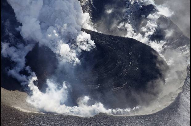 AP - El cr&#225;ter del volc&#225;n est&#225; a 1.421 metros de altura.