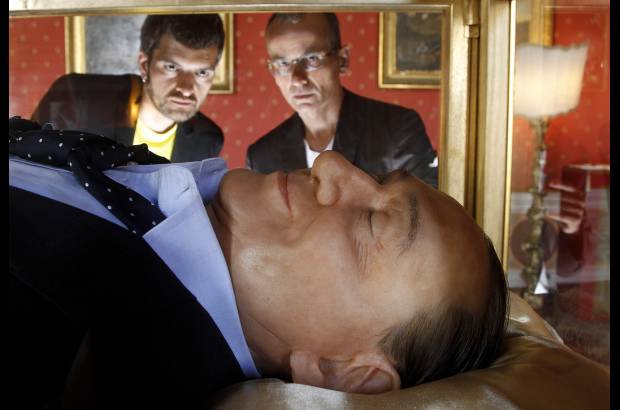Foto Reuters - Una estatua del exprimer ministro italiano Silvio Berlusconi, hecha con resinas acr&#237;licas, reposa en el interior de una urna de cristal y madera dorada a un centenar de metros del palacio Chigi, la sede del Gobierno de Italia, que en la actualidad ocupa el Ejecutivo tecn&#243;crata de Mario Monti.