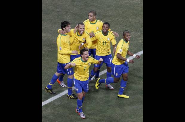 Reuters - La felicidad de los brasile&#241;os gracias a los dos goles de Luis Fabiano.