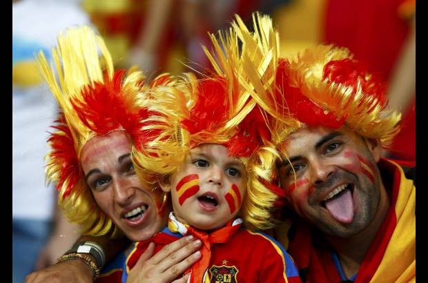 Reuters - Los hinchas ib&#233;ricos en familia para ver a la Furia Roja.
