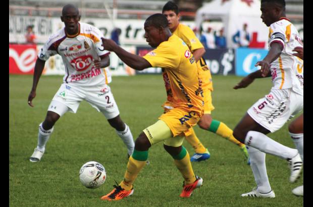 Colprensa - Huila venci&#243; por 1-0 a Tolima en el Guillermo Plazas Alcid. Ronaille Calheira, en el fondo, marc&#243; el &#250;nico gol del partido.