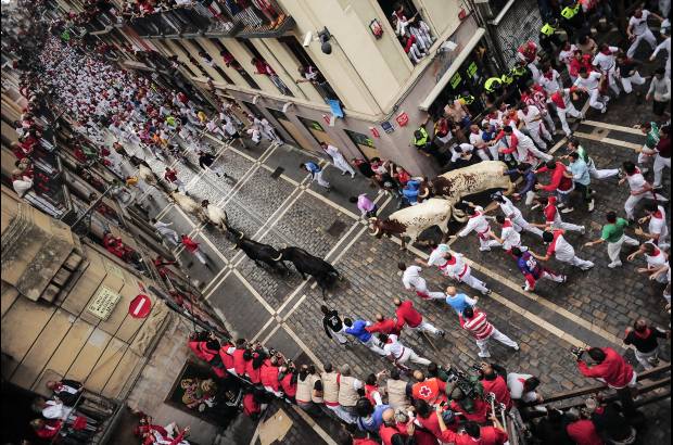 Ap - Las fiestas San Fermín, en las que una multitud corre junto a seis toros bravos por las calles de Pamplona, en España, son uno de los mayores atractivos en esta época del año. Desde 1924, 15 personas han muerto en los encierros que fueron inmortalizados en la novela Fiesta de Hemingway.