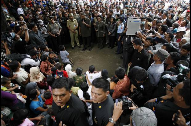 Reuters - El presidente indonesio, Susilo Bambang Yudhoyono, habl&#243; con los habitantes y les pidi&#243; paciencia.