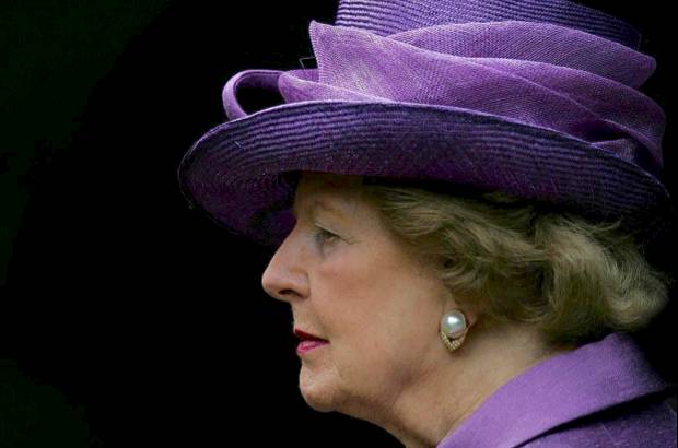 Reuters - Pero el declive de Thatcher llegó a finales de los 80, no por la mano del votante, sino de su propio partido, que el 22 de noviembre de 1990 la castigó con una revuelta interna por su implacable determinación, la misma que la llevó al poder.