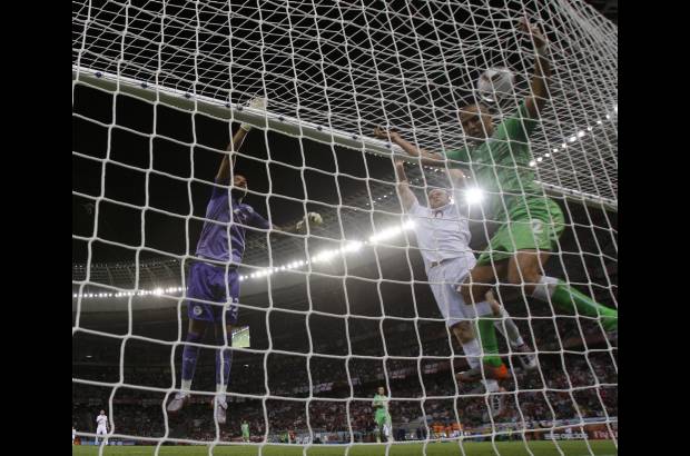 Reuters - Inglaterra llegó a este Mundial con cartel de favorita, pero los dirigidos por el italiano Fabio Capello, desde Frank Lampard hasta Wayne Rooney, han exhibido una pálida imagen y tendrán que jugarse la clasificación frente a la sorprendente Eslovenia.