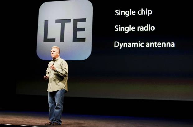 Reuters - El nuevo smartphone de Apple puede navegar a velocidades muy r&#225;pidas en redes 4G LTE y es un 20 por ciento m&#225;s liviano que la versi&#243;n 4S.