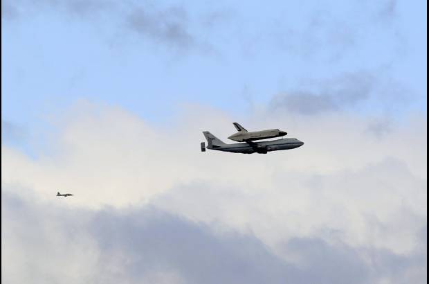Foto AP - El Enterprise lleg&#243; acoplado a un Boeing 747 de la Nasa. Aterrizaje en JFK declar&#243; la Nasa en Twitter.
