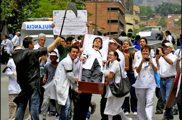 Juan Antonio S&#225;nchez - La marcha de batas blancas parti&#243; del Parque de los Deseos, frente a la Universidad de Antioquia, y recorri&#243; varias calles del centro de la ciudad.