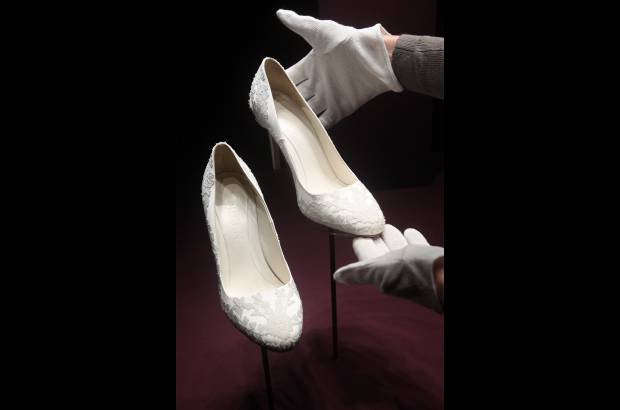 AP - En la muestra los asistentes podr&#225;n observar los zapatos que luci&#243; Catalina, forrados en la misma tela que utiliz&#243; Sarah Burton para crear el traje.