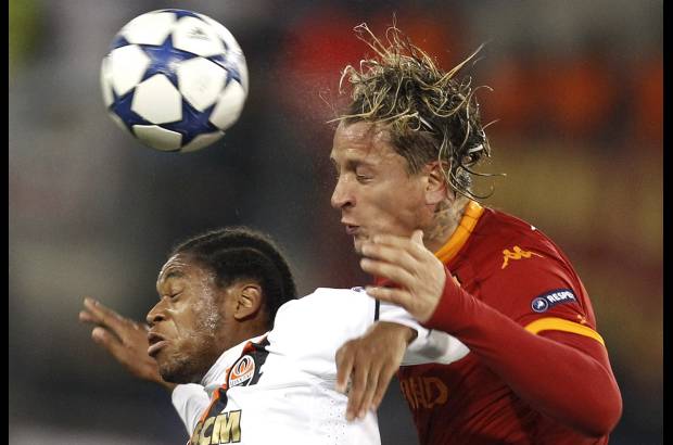 Reuters - En otro de los juegos de la fecha, una r&#225;faga de goles brasile&#241;os le dio al campe&#243;n ucraniano Shakhtar Donetsk un triunfo 3-2 sobre la Roma.