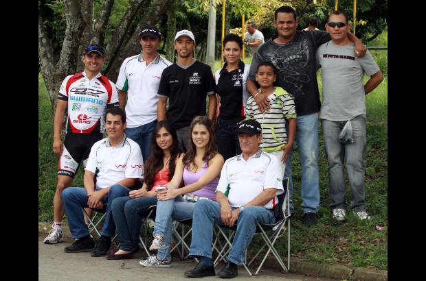 Manuel Saldarriaga - El t&#233;cnico Ra&#250;l Mesa, del EPM-Une, abajo a la derecha, con familiares y amigos.