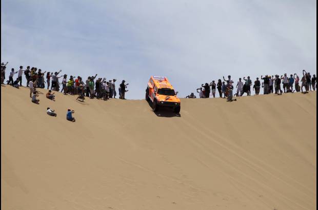 AP - Lo dif&#237;cil del terreno no impide la presencia de los seguidores del Rali Dakar.