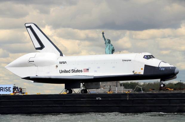 Reuters - El transbordador espacial Enterprise concluy&#243; este mi&#233;rcoles su traves&#237;a por aguas del r&#237;o Hudson, la frontera natural entre Nueva York y Nueva Jersey, hasta su nuevo hogar en el Intrepid, el legendario portaviones convertido en museo naval en uno de los muelles de la costa oeste de la isla de Manhattan.