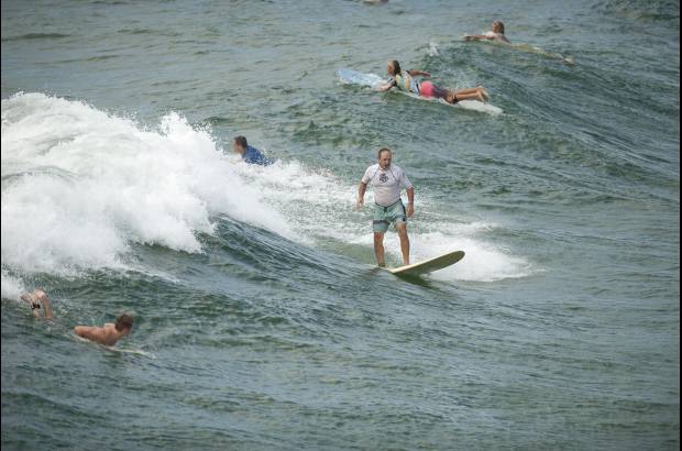 Reuters - Surfistas disfrutan de las olas en la playa Pensacola en Florida.