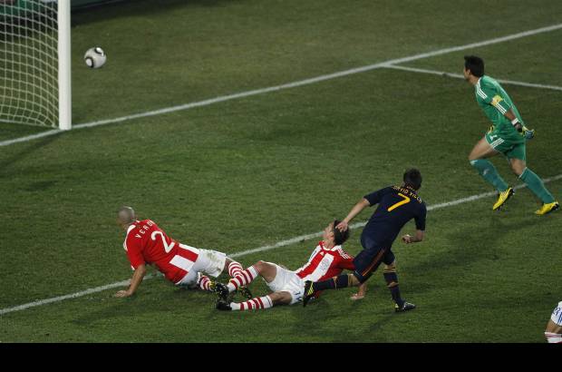 AP - Espa&#241;a no pudo romper el entramado defensivo hasta el 83. Pedro dispar&#243; al palo y el rechazo lleg&#243; a David Villa, que marc&#243; su quinto gol del Mundial para quedarse s&#243;lo en cabeza de los artilleros.