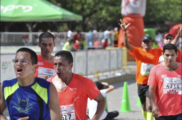 Esteban Jaramillo y Sebasti&#225;n Salazar - M&#225;s de 10 mil competidores se dieron cita en esta hist&#243;rica cita deportiva que se corr&#237;a en las modalidades de 5, 10, 21 y 42 kil&#243;metros.