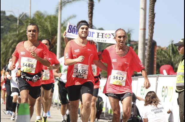 Esteban Jaramillo y Sebasti&#225;n Salazar - M&#225;s de 10 mil competidores se dieron cita en esta hist&#243;rica cita deportiva que se corr&#237;a en las modalidades de 5, 10, 21 y 42 kil&#243;metros.