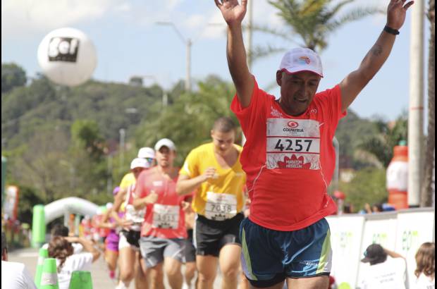 Esteban Jaramillo y Sebasti&#225;n Salazar - M&#225;s de 10 mil competidores se dieron cita en esta hist&#243;rica cita deportiva que se corr&#237;a en las modalidades de 5, 10, 21 y 42 kil&#243;metros.