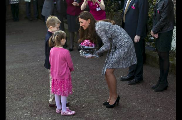AP - La Duquesa de Cambridge hizo su primera aparici&#243;n p&#250;blica oficial de 2013 en el Centro Hope House en la municipalidad de Clapham en Londres.