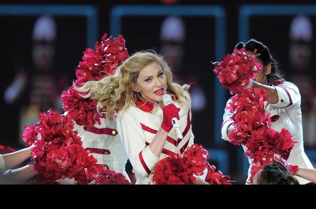 AP - Seis bailarines vestidos de monjes han tocado las campanas de esta catedral ficticia ante una cruz gigantesca hasta que han oído los primeros acordes de "Girl Gone Wilde", momento en el que se han desprendido de las túnicas para mostrar sus torsos y unos altísimos zapatos de tacón.