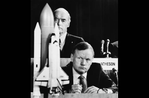 AP - Neil Armstrong fue vicepresidente de la comisi&#243;n especial que investig&#243; la tr&#225;gica explosi&#243;n del trasbordador espacial Challenger, ocurrida segundos despu&#233;s de su despegue el 28 de enero 1986.