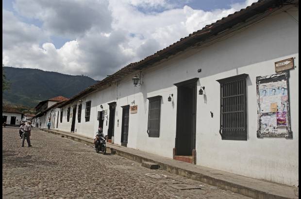 Juan Fernando Cano - Visitarlo es como un viaje al pasado, que se esconde en cada una de sus calles de piedra. Turistas y lugareños se mezclan entre sí con el paisaje que expone Girón.