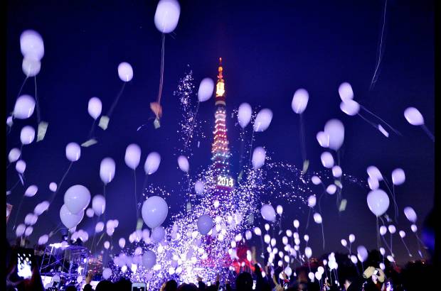 AFP - Con globos celebraron en Japón la llegada del año nuevo.