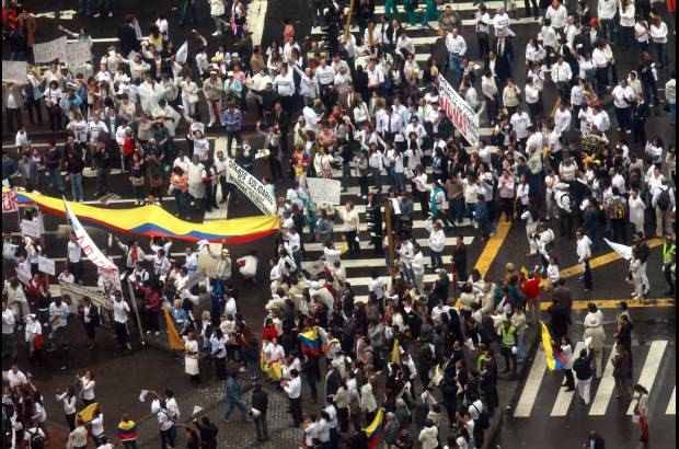Colprensa - La asistencia en la capital colombiana, bajo nubarrones e intermitentes chubascos, se calcul&#243; la participaci&#243;n en unas 100.000 personas.