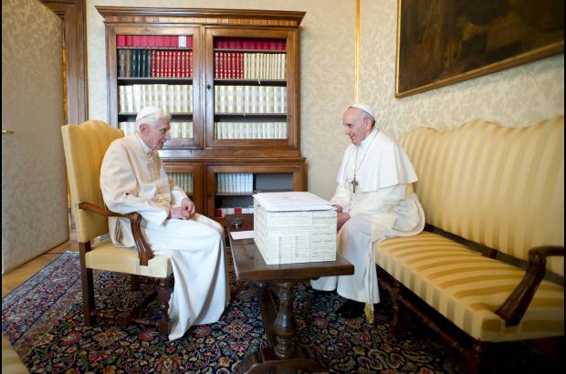 AP - El papa Francisco viaj&#243; este s&#225;bado a la residencia apost&#243;lica de Castel Gandolfo, a unos 30 kil&#243;metros al sur de Roma, para visitar y almorzar con Benedicto XVI, que se aloja all&#237; desde que dej&#243; de ser Papa. La visita del Sumo Pont&#237;fice conglomer&#243; a miles de creyentes a las afueras de la residencia.