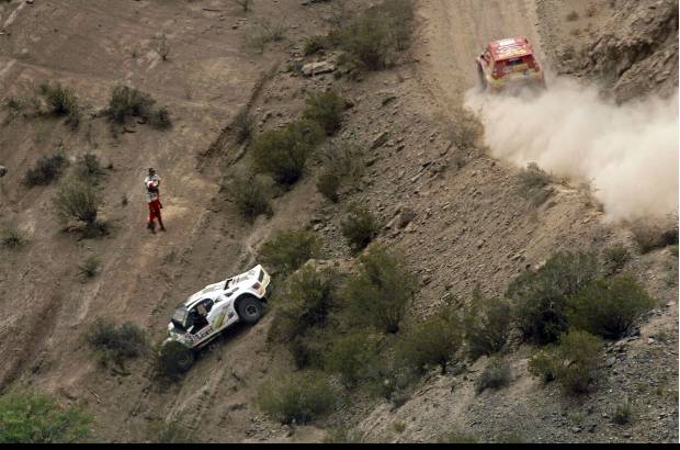 AP - A veces las condiciones de los terrenos hacen pasar malas jugadas a los corredores.