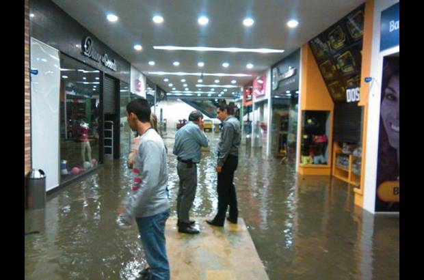 Cortes&#237;a @andresnunezz - El centro comercial Florida tambi&#233;n sufri&#243; las consecuencias de la tempestad.