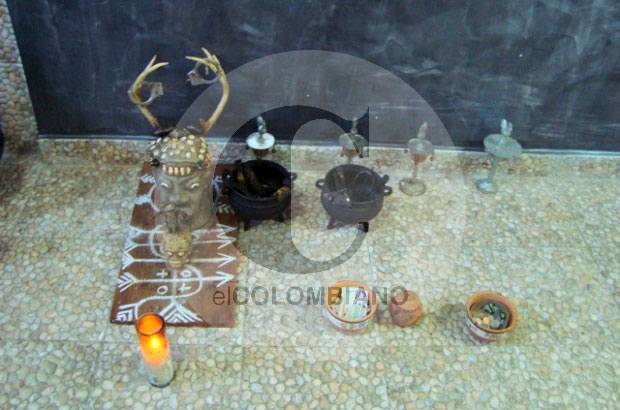 Cortes&#237;a - Parte del altar de santer&#237;a en la casa de &#201;dinson Rojas.