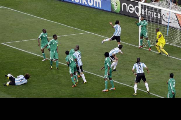 AP - Nada pudo hacer el arquero de Nigeria, el arquero Vincent Enyeama, una de las figuras del compromiso.