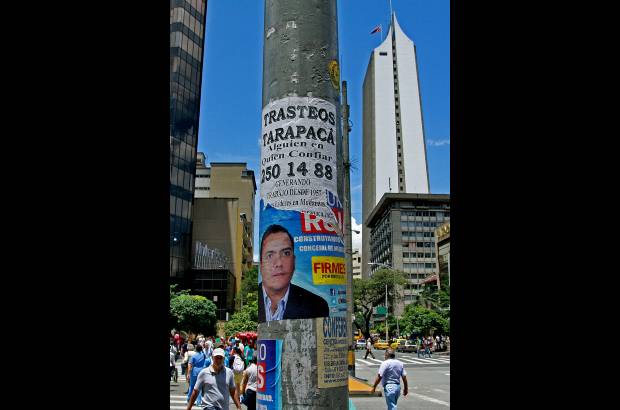 Henry Agudelo - Anuncios por montones. Se enseña matemáticas, inglés, filosofía, se repara, se trastea, se busca una mascota o una persona desaparecida, se vende, se tapiza, se advierte que existe una frontera la cual usted no puede cruzar, se exhibe el candidato de turno a elegir en las próximas elecciones.