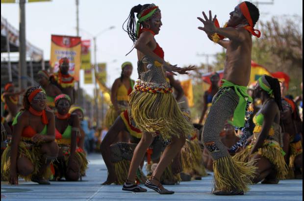 Reuters - Los bailarines disfrutan en el medio de la calle del baile mapal&#233;.