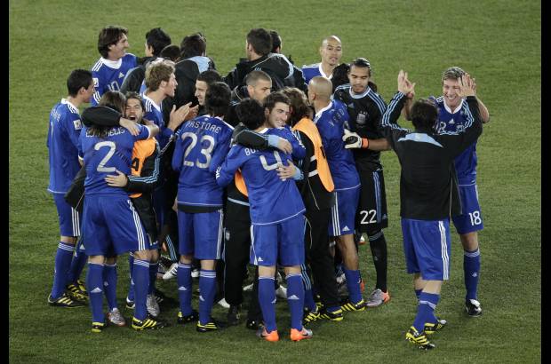 AP - A Diego Maradona le salen todas bien: otra vez un gol fue obra de un defensor y su protegido Martín Palermo aseguró la victoria por 2-0 este martes sobre Grecia para avanzar a los octavos de final de la Copa del Mundo, en los que chocará el domingo con México.