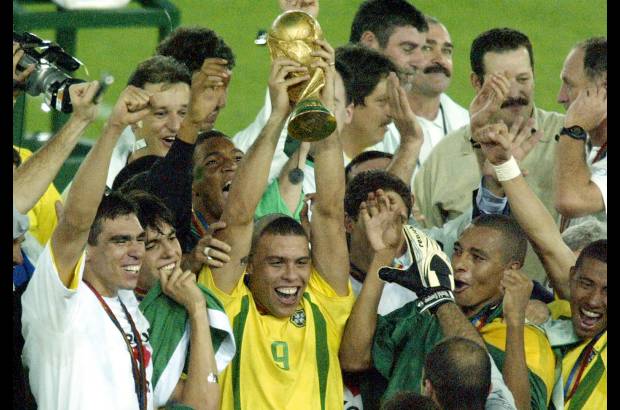 AP - Su primera convocatoria para la selección de Brasil le llegó a los 17 años. En su carrera con el equipo nacional marcó 62 goles en 97 partidos.