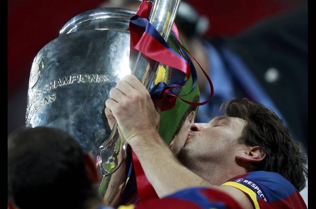 Reuters - A los 69, Villa colocó un disparo muy ajustado a la escuadra izquierda del portero holandés para sentenciar el partido y poner el título en bandeja al Barsa.