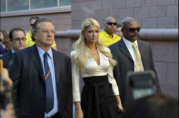 AP - Hilton brevemente enfrent&#243; un cargo de posesi&#243;n de marihuana en julio tras un partido del Mundial de f&#250;tbol en Sud&#225;frica, pero el caso en su contra fue retirado luego que una mujer que estaba con ella se declar&#243; culpable de llevar la droga ilegal.