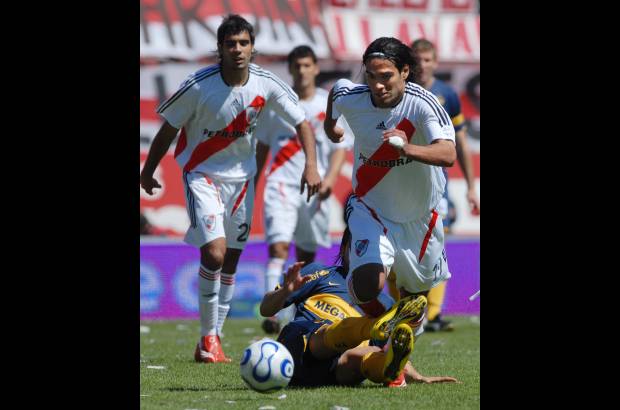 AP - Su debut profesional en la Primera Divisi&#243;n de Argentina tuvo lugar en el Torneo Clausura 2005.