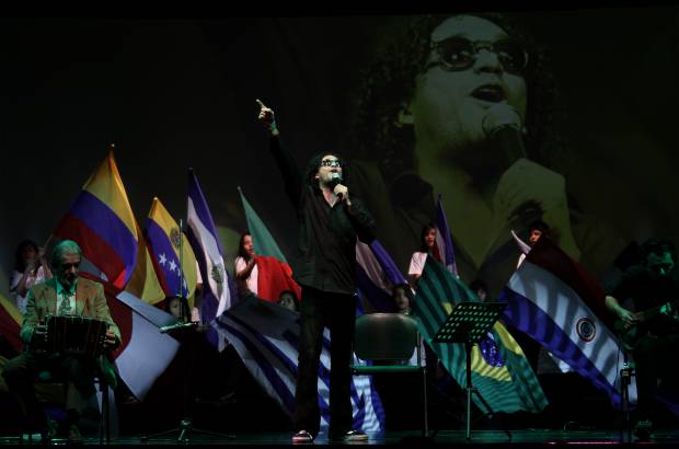Hern&#225;n Venegas - El maestro argentino Rodolfo Mederos acompa&#241;&#243; a Andr&#233;s Cepeda en la interpretaci&#243;n de Canci&#243;n con todos.