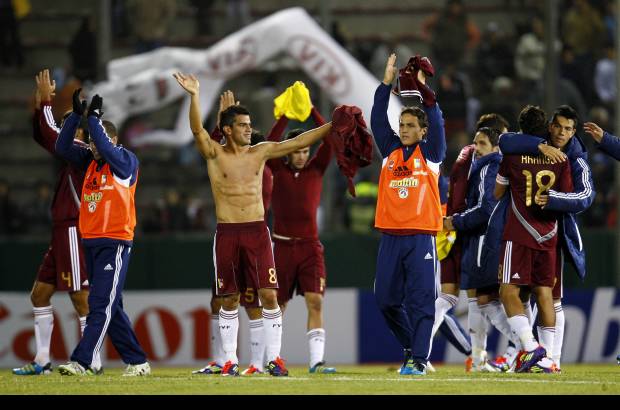 Reuters - Un magn&#237;fico gol del Maestrico Gonz&#225;lez a la hora de juego dio la victoria y el liderato del Grupo B de la Copa Am&#233;rica a la selecci&#243;n de Venezuela, que fue superior a un equipo ecuatoriano sin pegada y que s&#243;lo se mostr&#243; ofensivo cuando perd&#237;a.