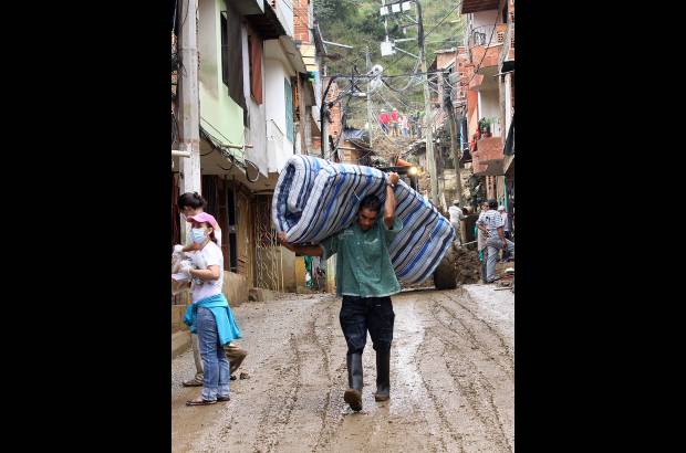 Róbinson Sáenz - La inmortalidad de las imágenes hace visible el drama y la lucha de quienes quedaron aquí para enterrar a sus muertos por no desvanecerse y sacar fuerzas de donde pueden.