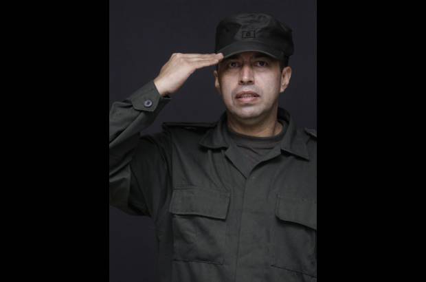 Colprensa-Andr&#233;s Torres - El teniente coronel William Donato se vio feliz con la serenata que le dieron sus compa&#241;eros en la sede de la Polic&#237;a Nacional.